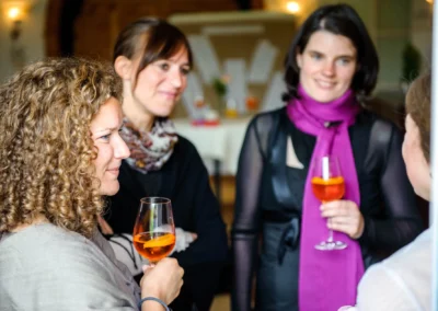 Gaste mit Aperol im Glas bei einer Hochzeitsszene im Aschbacher Hof, eingefangen vom Hochzeitsfotografen.