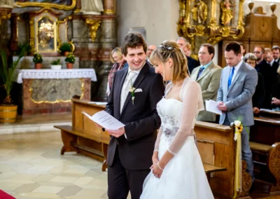 Brautpaar in der Heilig-Geist-Kirche Neuburg. Kirche mit Gästen bei der kirchlichen Trauung. Hochzeitsreportage.