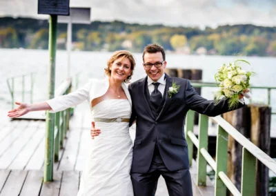 Brautpaar bei der Hochzeit am Starnberger See, Hochzeitsfoto von Hochzeitsfotograf aus München auf einem Steg.