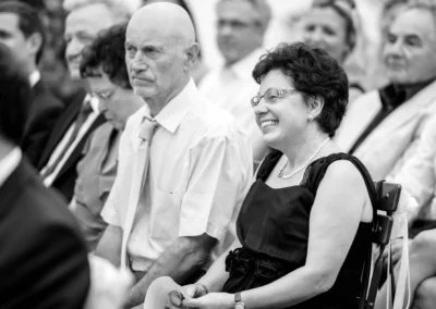 Gäste lachen bei einer freien Trauung im Dachauer Hinterland, festgehalten in dieser Hochzeitsreportage.