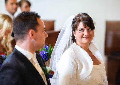 Brautpaar bei der Trauung in der Christuskirche Gauting nahe Muenchen, Hochzeitsfoto im eleganten Stil.