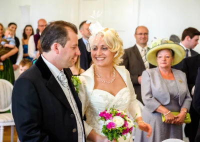 Brautpaar bei standesamtlicher Trauung, umgeben von Gaesten, Kurhaus Bad Toelz. Hochzeitsreportage in Oberbayern.