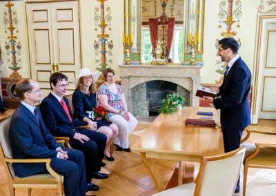 Standesamtliche Trauung bei einer Hochzeit in Schloss Ismaning mit Hochzeitsgästen und Trauredner im eleganten Raum.
