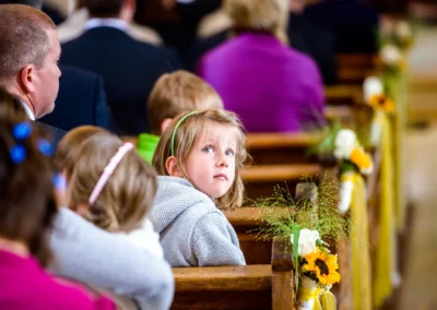 Kind in Kirche bei Hochzeit in Heilig-Geist-Kirche Neuburg. Hochzeitsreportage zeigt emotionale Momente.