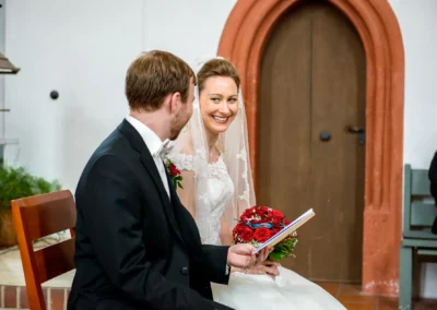 Braut und Bräutigam in der Kirche bei der Hochzeit in Sankt Nikolaus Schalkhausen-Ansbach. Hochzeitsfotografie.