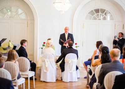 Standesamtliche Trauung mit Gästen im Kurhaus Bad Toelz, Hochzeitsfotografie, stilvolles Ambiente in Oberbayern.