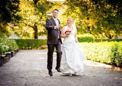 Brautpaar lacht im Hofgarten Muenchen. Hochzeitsreportage von Hochzeitsfotograf aus Muenchen.