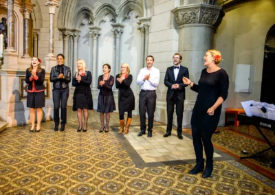 Personengruppe klatscht bei einer Trauung in der Kirche St. Lukas Muenchen, festgehalten in einem Hochzeitsfoto.