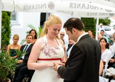 Braut und Bräutigam tauschen Ringe bei freier Trauung. Hochzeitsfotografie im Dachauer Hinterland.