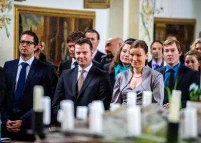 Gäste in eleganter Kleidung bei kirchlicher Trauung in der Wallfahrtskirche Wilparting, Hochzeitsreportage.