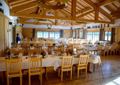 Eleganter Hochzeitsempfang in Archehof Schlickenrieder Otterfing mit festlich gedeckten Tischen und Blumendekorationen.