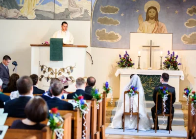 Brautpaar bei Hochzeitszeremonie in der Christuskirche Gauting nahe Muenchen, Hochzeitsfoto mit Dekoration.