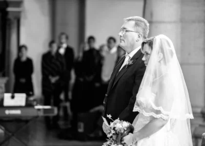 Brautpaar bei kirchlicher Trauung in Kirche St. Lukas Muenchen, Hochzeitsreportage.