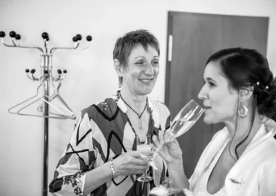 Zwei Frauen bei einer standesamtlichen Trauung trinken Sekt in München, Hochzeitsfoto.
