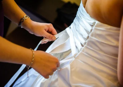 Brautkleid-Schnueren, Hochzeitsvorbereitung im Schloss nahe Dillingen. Hochzeitsfotografie Details.