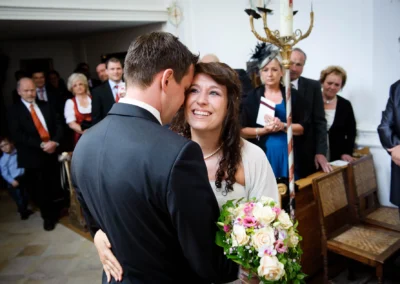 Brautpaar beim Hochzeitstanz während kirchlicher Trauung, Schloss Aufhausen bei Erding, Hochzeitsfotografie.