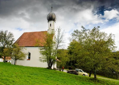 Kirche bei Starnberger See von Hochzeitsfotograf aufgenommen, Herbstlandschaft im Hintergrund, ideal fuer Hochzeitsfotos.