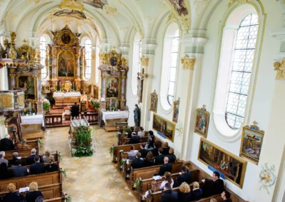 Kirchliche Trauung in der Wallfahrtskirche Wilparting, Gesichter zum Altar, Hochzeit in Kreis Miesbach.