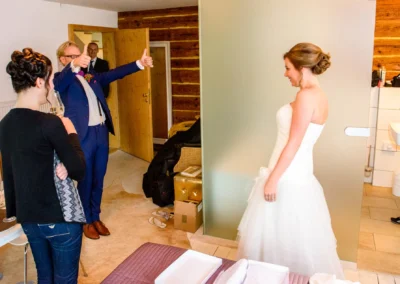 Braut und Bräutigam beim ersten Anblick, freudige Reaktion in Landshut, festgehalten von einem Hochzeitsfotografen.