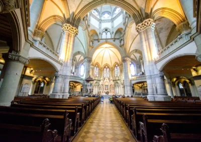 Inneneinrichtung der Lukaskirche Muenchen bei kirchlicher Trauung, leere Bankreihen und Altar, Hochzeitsfotografie.