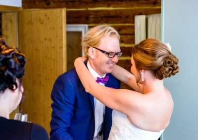 Brautpaar trifft sich beim First Look in Landshut. Die Braut umarmt den Bräutigam in Hochzeitsfotografie.