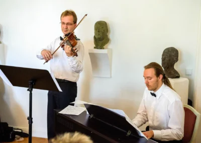 Musiker spielen Violine und Klavier bei einer standesamtlichen Trauung in Bad Toelz. Hochzeitsfotografin.