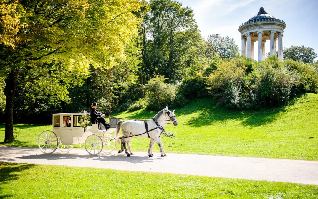 Mit Kutsche, Kastanien & Kirchentreppe – eine Hochzeit in der Hirschau München