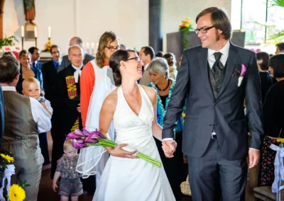 Brautpaar bei kirchlicher Trauung, laechelnd, Friedenskirche Dachau, Hochzeit.