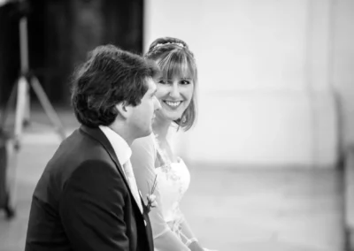 Braut und Bräutigam bei kirchlicher Trauung in Neuburg an der Donau, Hochzeitsfotografie mit Fokus auf liebevollen Momenten.