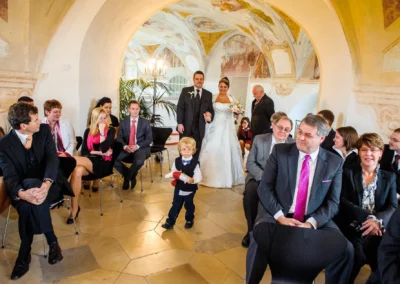 Standesamtliche Trauung in Schloss Hoechstaedt mit Brautpaar und Gaesten. Hochzeitsfotografie nahe Dillingen.
