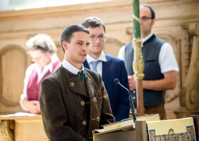 Mann spricht bei kirchlicher Trauung in Irschenberg nahe Rosenheim, festgehalten in einem Hochzeitsfoto.