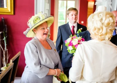 Gespraech zwischen Gaesten bei einer Hochzeit in Bad Toelz, festgehalten vom Hochzeitsfotografen.