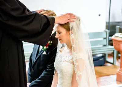 Braut und Bräutigam bei kirchlicher Trauung in Ansbach, Hochzeitsfotografie eingefangen in innigem Moment.