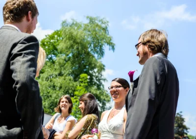 Hochzeitspaar und Gaeste bei sonniger kirchlicher Trauung in Friedenskirche Dachau, festgehalten in Hochzeitsreportage.
