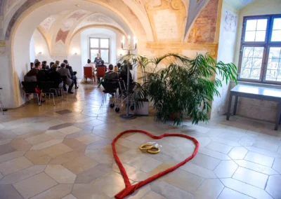 Standesamtliche Trauung im Schloss mit roten Herz auf Boden nahe Dillingen, Hochzeitsreportage.