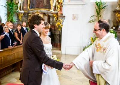 Brautpaar bei kirchlicher Trauung nahe Ingolstadt, Hochzeitsfotograf dokumentiert den Moment in der Kirche.