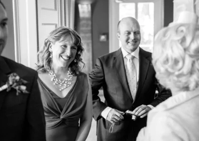 Gesellschaft lacht bei einer Hochzeitsreportage im Kurhaus Bad Toelz. Emotionale Hochzeitsfotografie in Oberbayern.