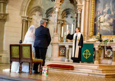 Brautpaar vor Altar bei kirchlicher Trauung in St. Lukas Kirche Muenchen, Fotografierte Hochzeitszeremonie.