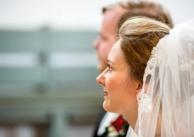 Braut waehrend der kirchlichen Trauung in Sankt Nikolaus Schalkhausen-Ansbach, Hochzeitsfoto im Profil.