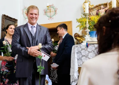Hochzeitsfoto bei der kirchlichen Trauung im festlichen Raum von Schloss Aufhausen nahe Muenchen.