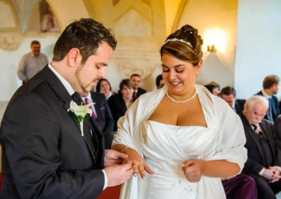 Bräutigam steckt der Braut den Ring an bei der standesamtlichen Trauung nahe Donauwörth. Hochzeitsfotografie am Schloss.