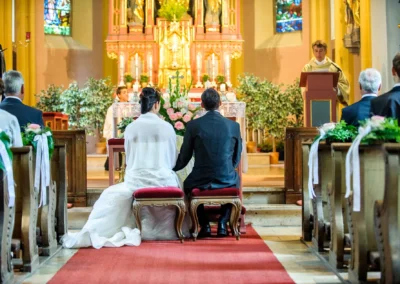 Kirchliche Trauung in München mit Brautpaar vor dem Altar, festlich geschmückte Kirche, Hochzeitsfotograf.