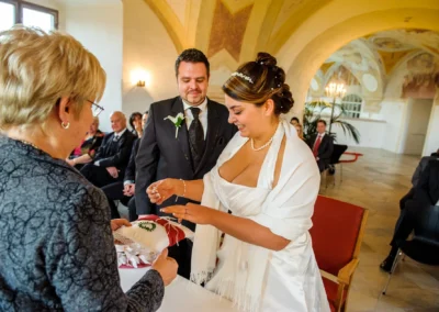 Braut tauscht Ringe bei standesamtlicher Trauung im Schloss hochstaedt, Hochzeitsreportage nahe Dillingen.