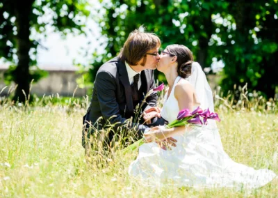 Brautpaar im Hofgarten Schloss Dachau, Kuss im Garten bei Hochzeitsreportage, Braut mit Blumenstrauss.