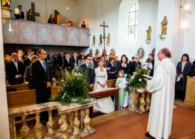 Kirchliche Trauung am Starnberger See. Brautpaar und Gaeste bei der Hochzeitsreportage in einer Kirche im Sueden von Muenchen.
