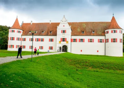 Schloss Gruenau bei Neuburg/Donau mit Spaziergaengern. Aufnahme bei einer Hochzeit. Ideal fuer Hochzeitsreportage.