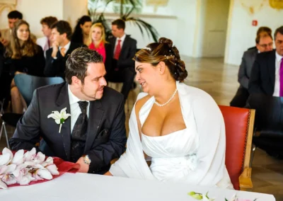 Braut und Bräutigam bei standesamtlicher Trauung im Schloss Höchstädt an der Donau, Hochzeitsfotografie.