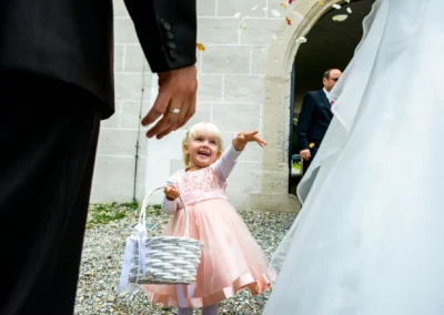 Mädchen streut Blumen auf Hochzeit in Jagdschloss Gruenau nahe Neuburg an der Donau. Fröhliche Hochzeitsreportage.