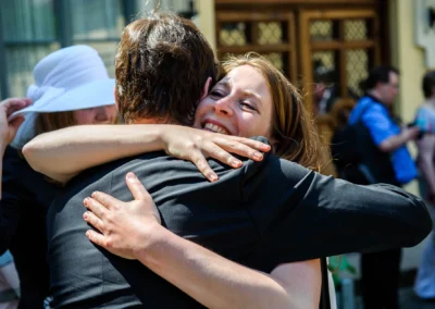 Glückliches Paar umarmt sich bei Hochzeit in Ismaning, eingefangen von Hochzeitsfotograf nördlich von München.