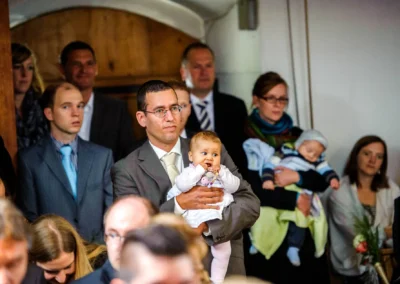 Mann mit Kind bei kirchlicher Trauung in Harkirchen, Foto von Hochzeitsfotografie südlich von München.